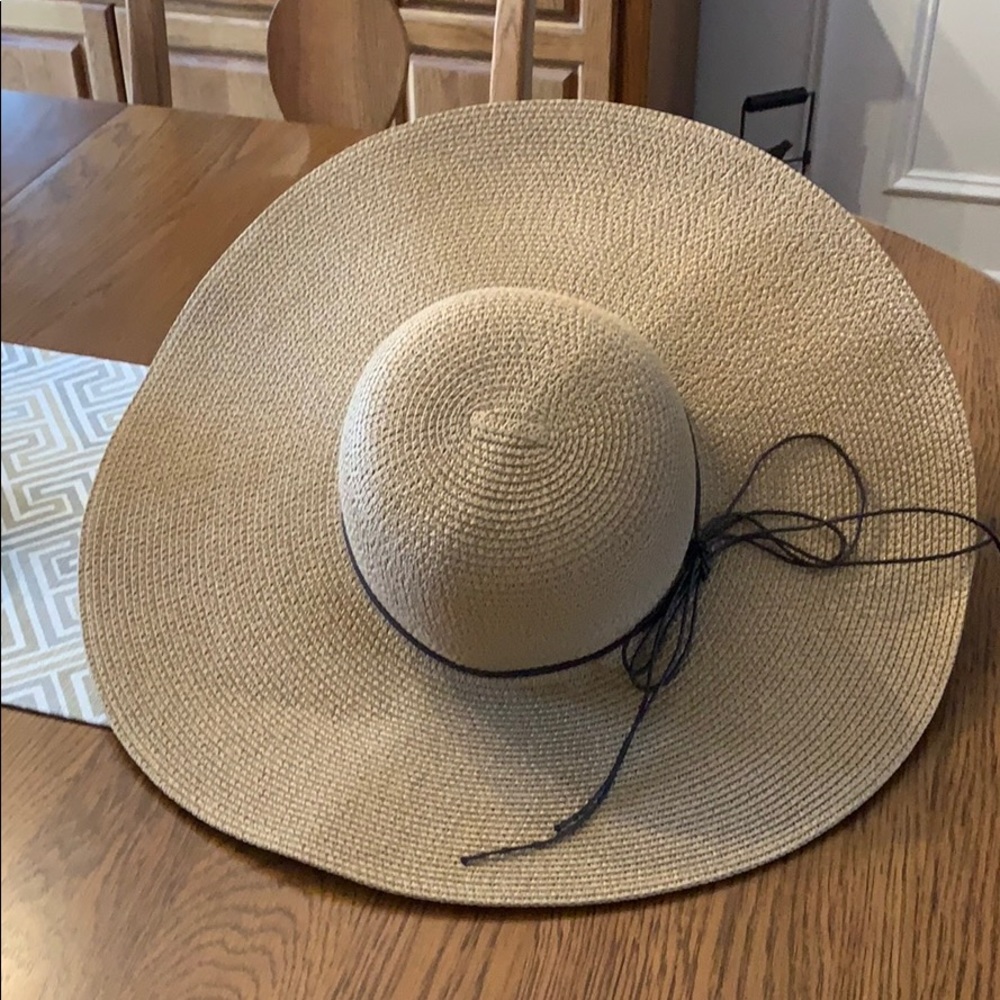 Late brim woven hat